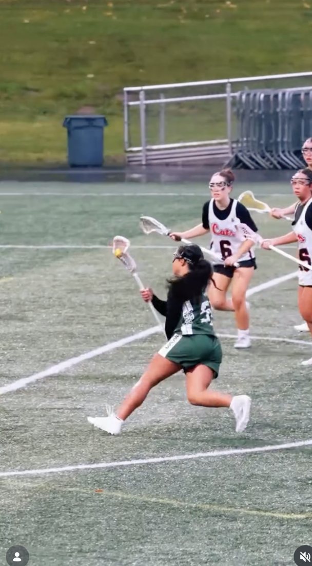 Freya Larson carrying the ball on the run for Vand'al Elite